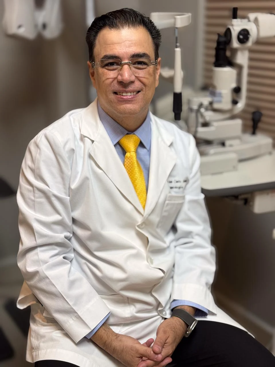 Dr. Juan José Cueto Gómez en su consultorio oftalmológico